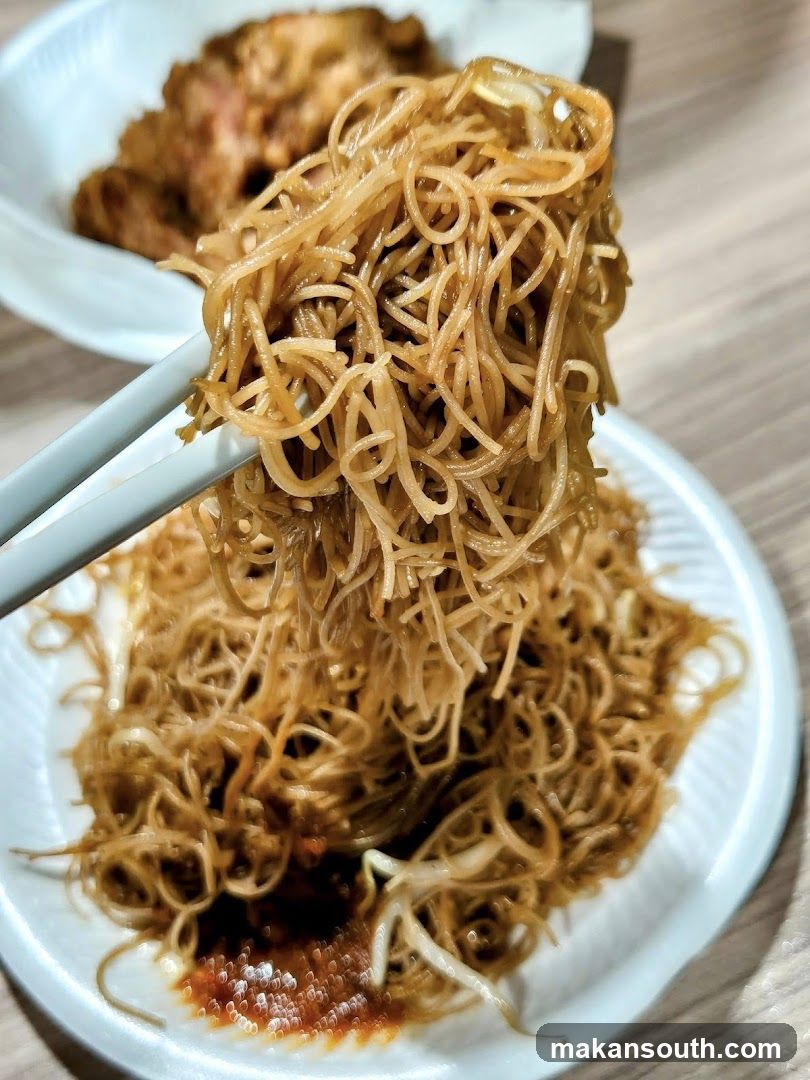 Stir-fried noodles with chili sauce