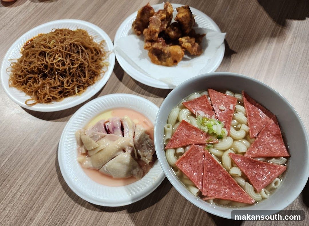 Macaroni soup with sliced meat, fried noodles, and fried chicken