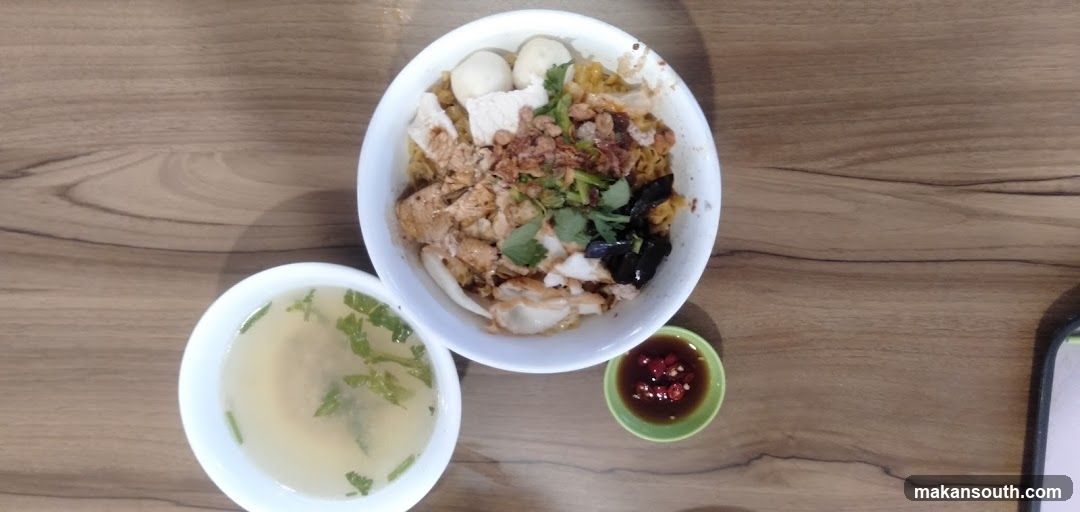 Noodle Dish with Soup and Chili Sauce