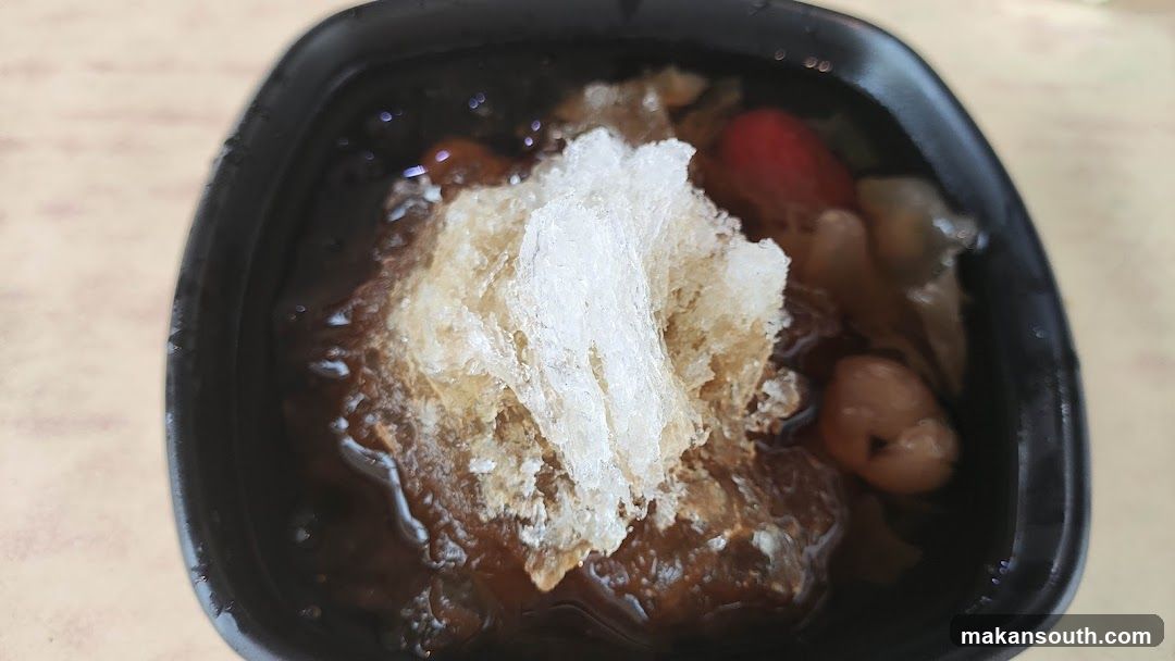 Dessert with shaved ice and toppings