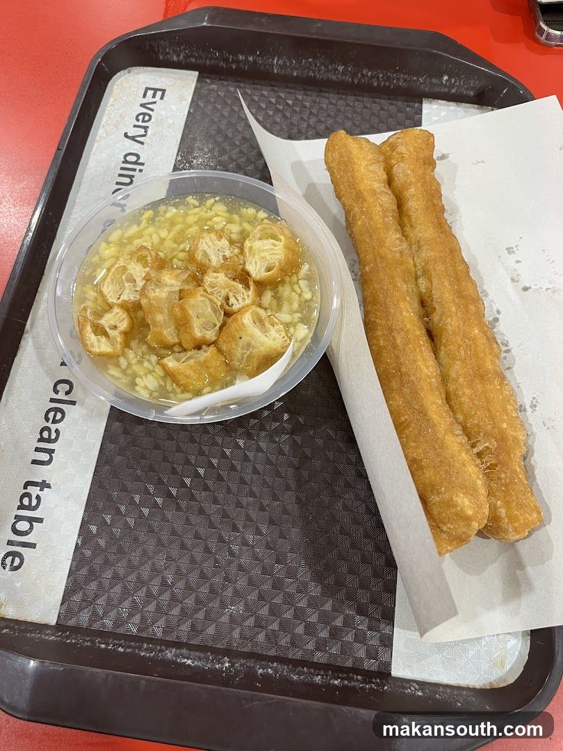 Soybean pudding with fried dough sticks