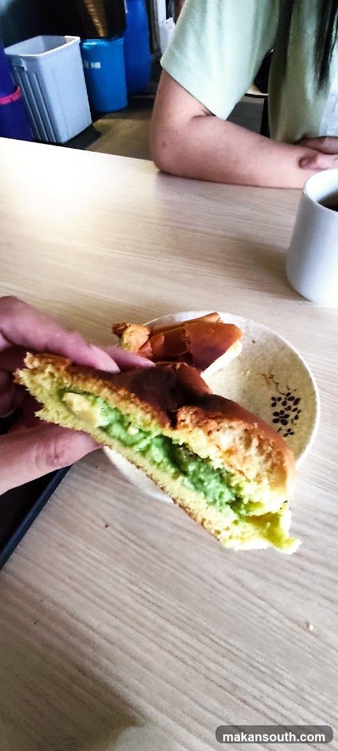 Sandwich with green filling