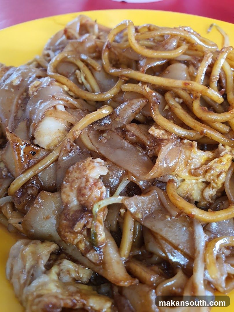 Stir-fried noodles with egg and meat