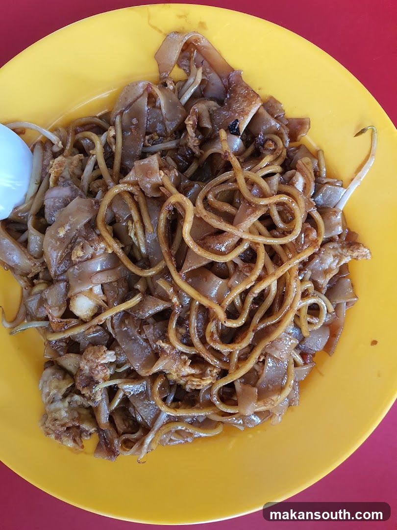 Stir-fried noodles with egg and bean sprouts