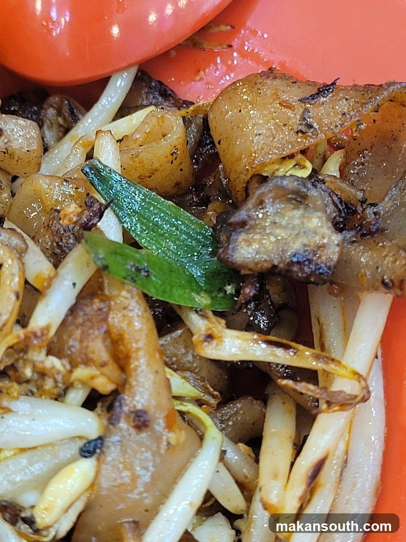 Stir-fried noodles with bean sprouts and scallions