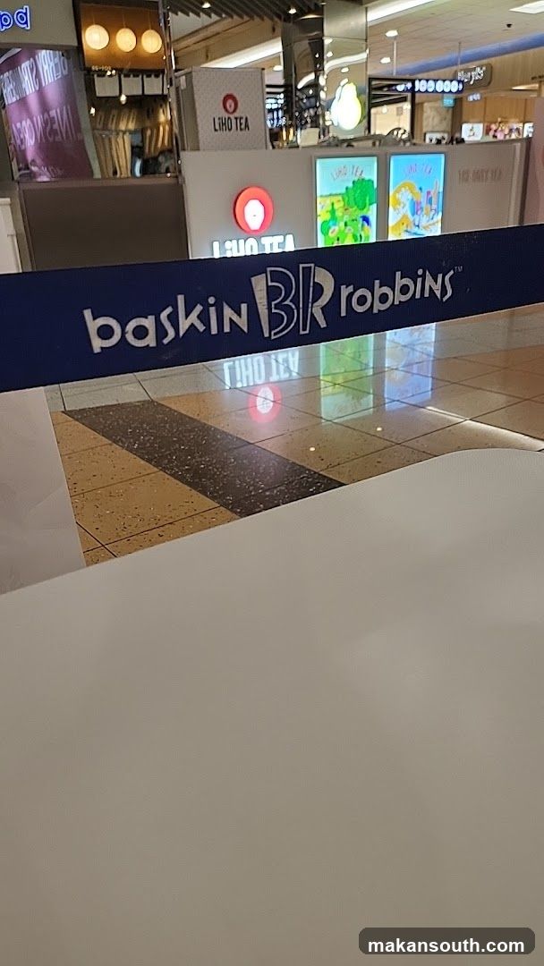 Baskin Robbins and Liho Tea Storefront