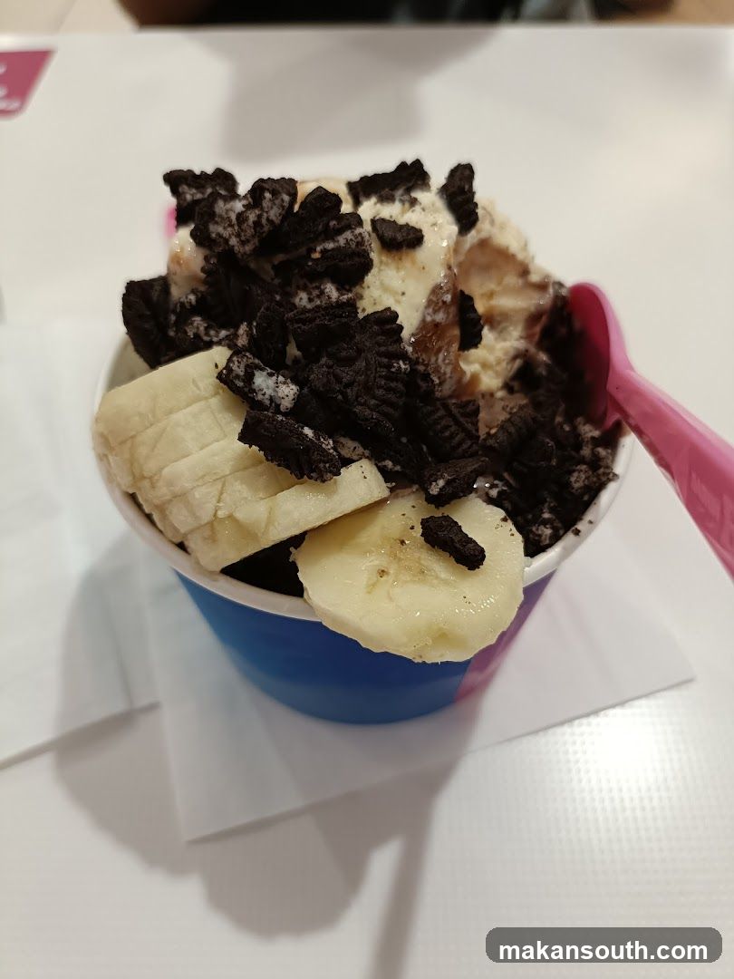 Ice cream sundae with banana and cookies
