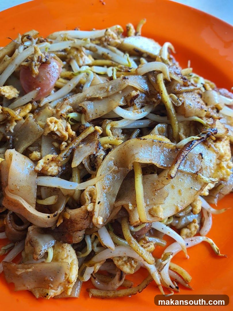 Stir-fried noodles with bean sprouts and egg