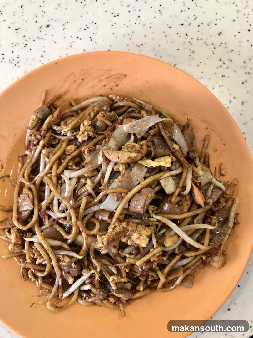Stir-fried noodles with bean sprouts and egg