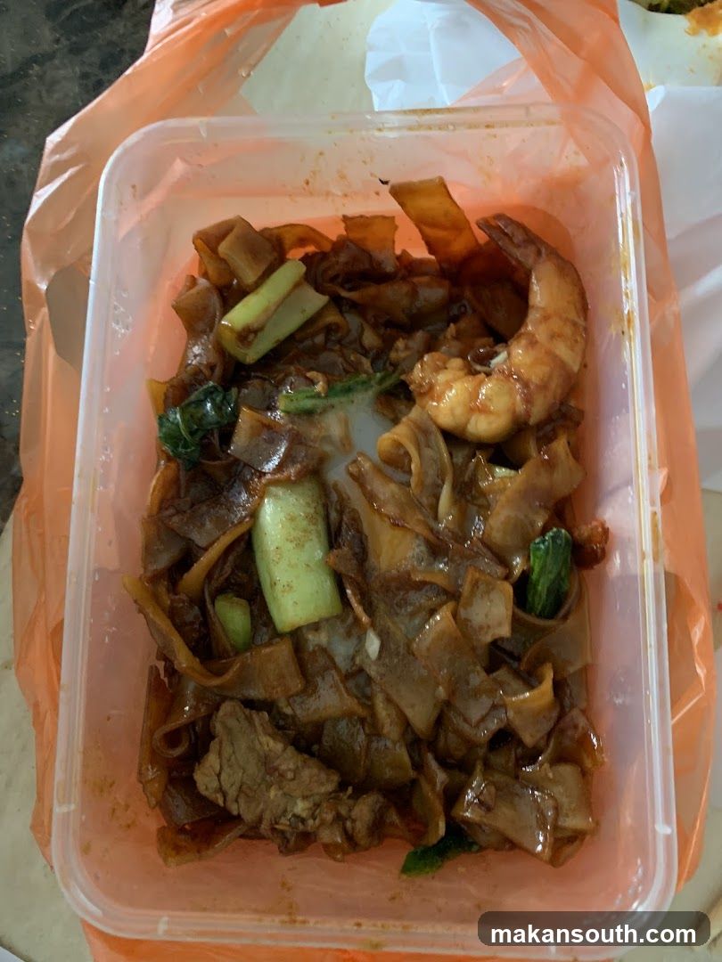 Stir-fried noodles with shrimp and beef
