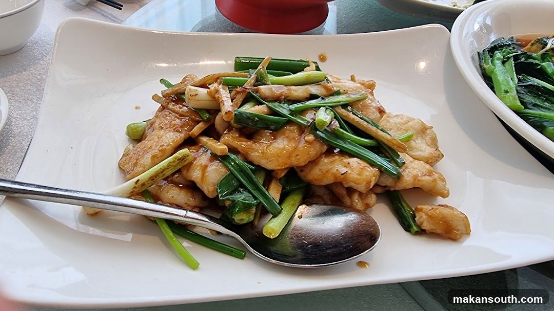 Stir-fried dish with scallions and ginger