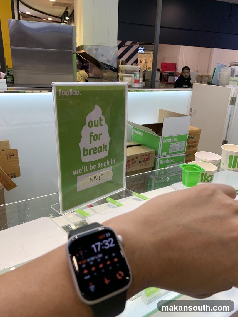 Llaollao "Out for Break" Sign