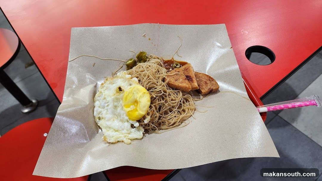 Fried noodles with egg and tofu