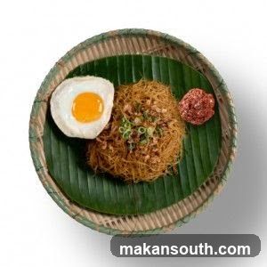 Noodle dish with egg and condiment