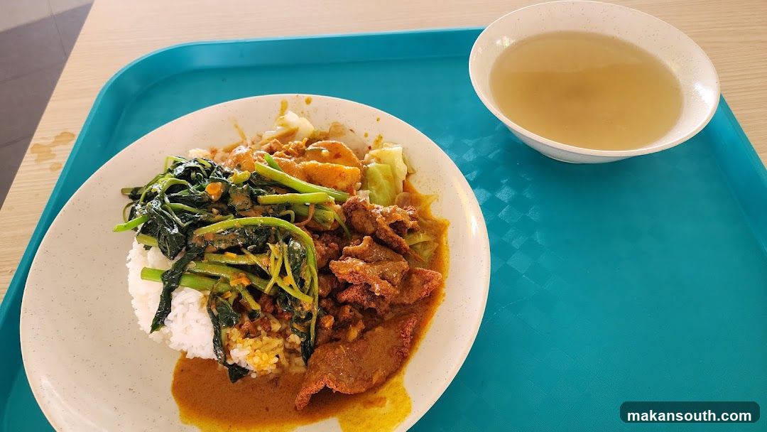 Rice with stir-fried vegetables and meat