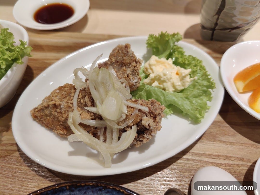 Fried Chicken with Onion and Salad