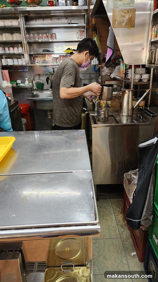 Man preparing drinks in a cafe