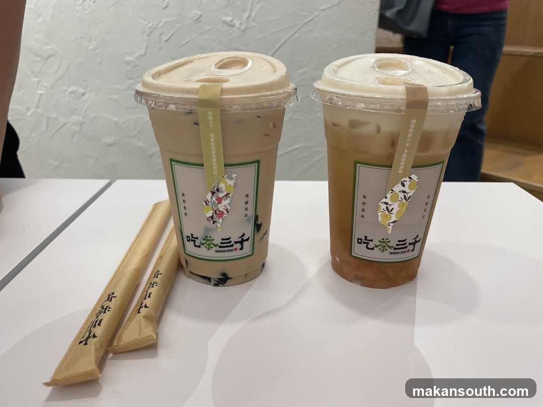 Two bubble teas with straws