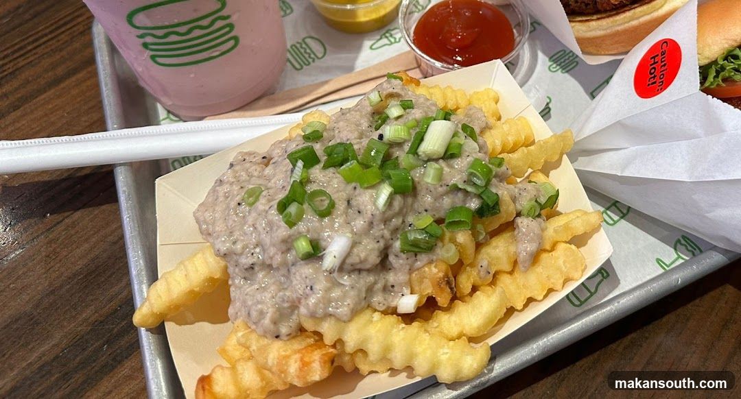 Crinkle-cut fries with topping