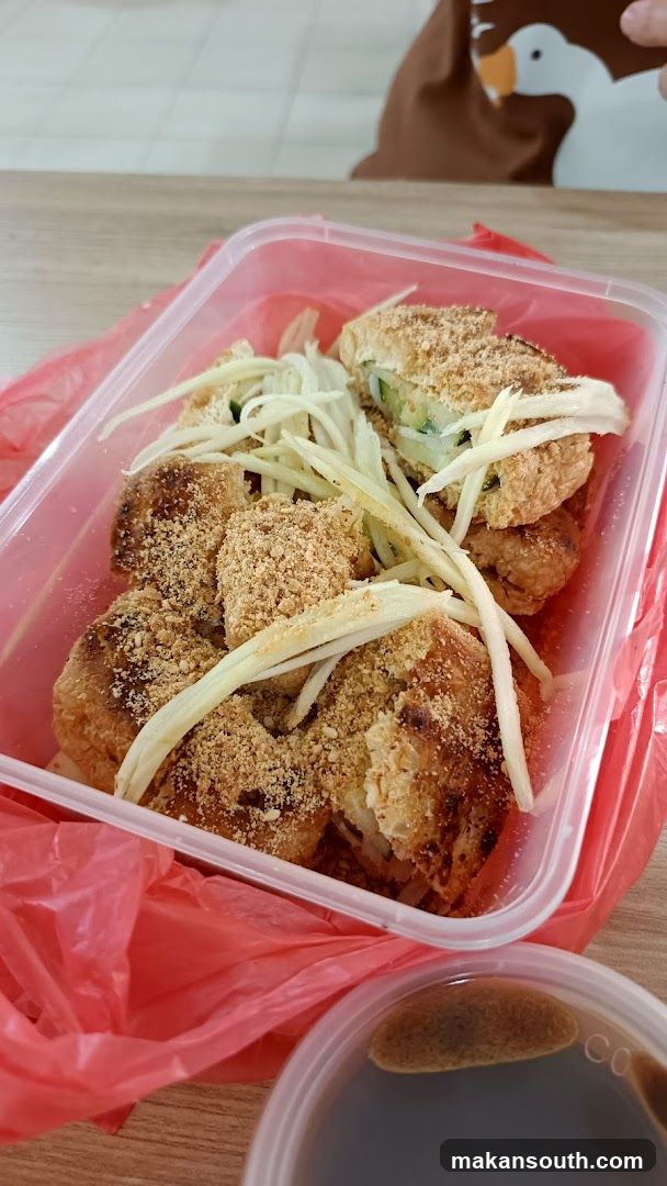 Fried snacks with shredded vegetables