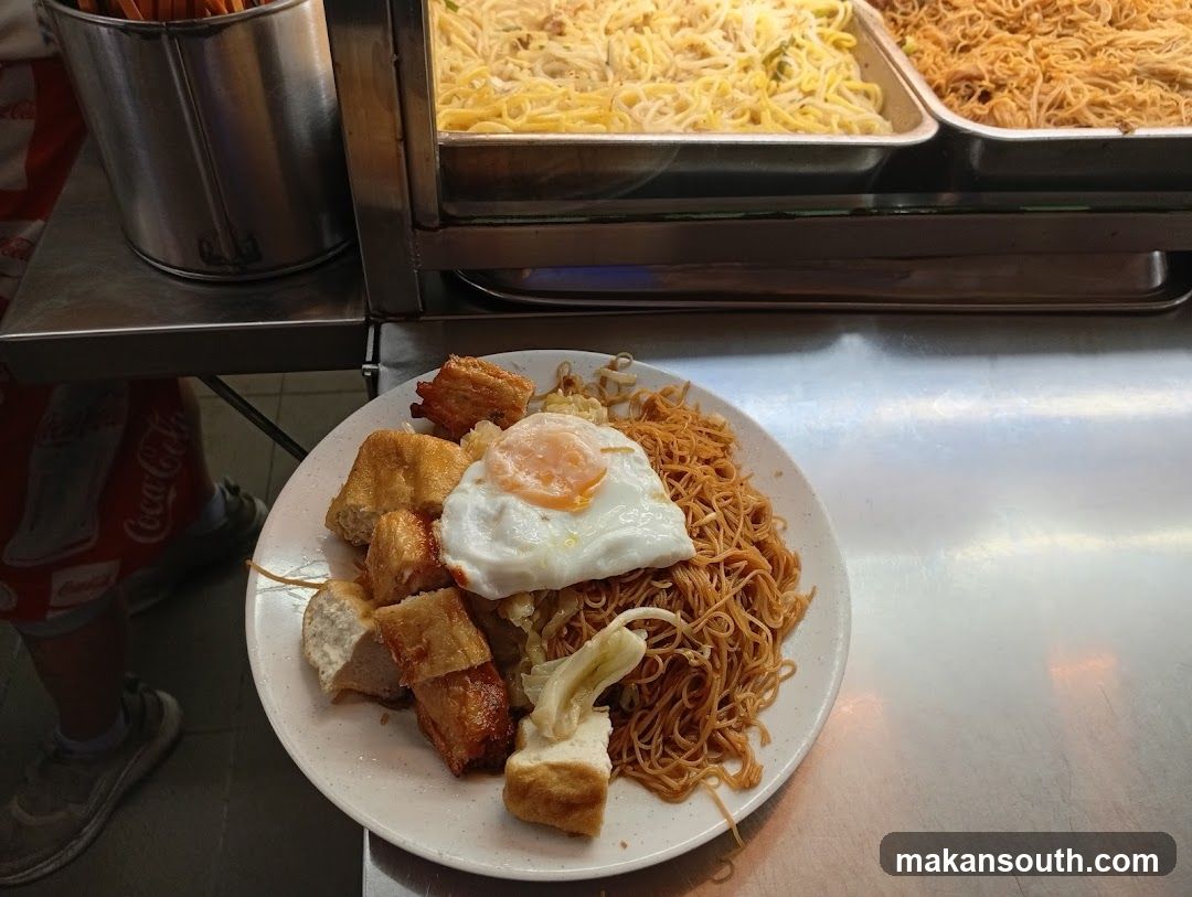 Noodles with Fried Egg and Tofu