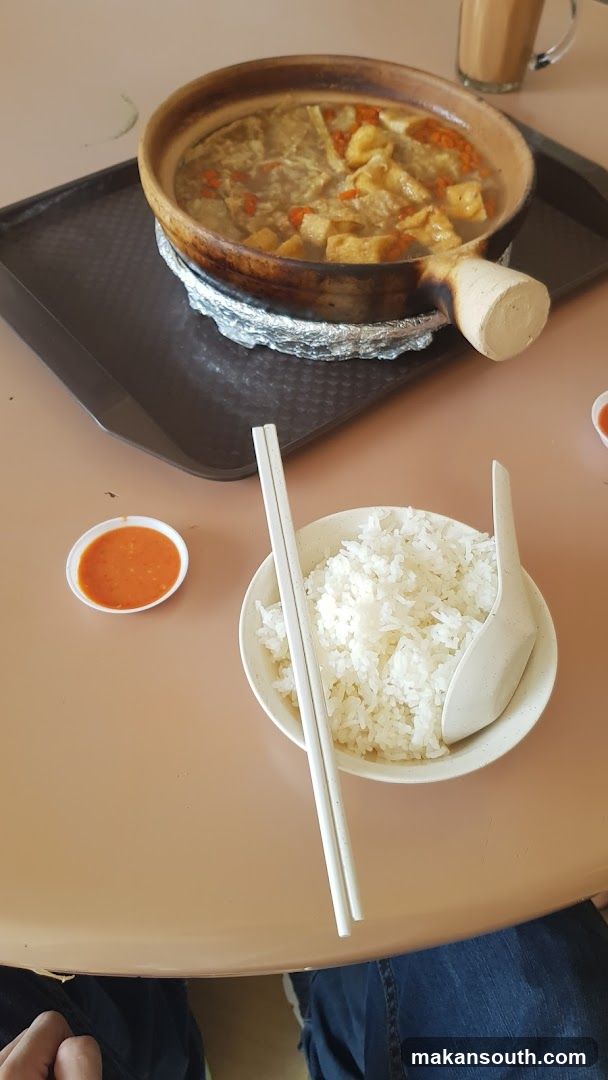 Claypot dish with rice and dipping sauce