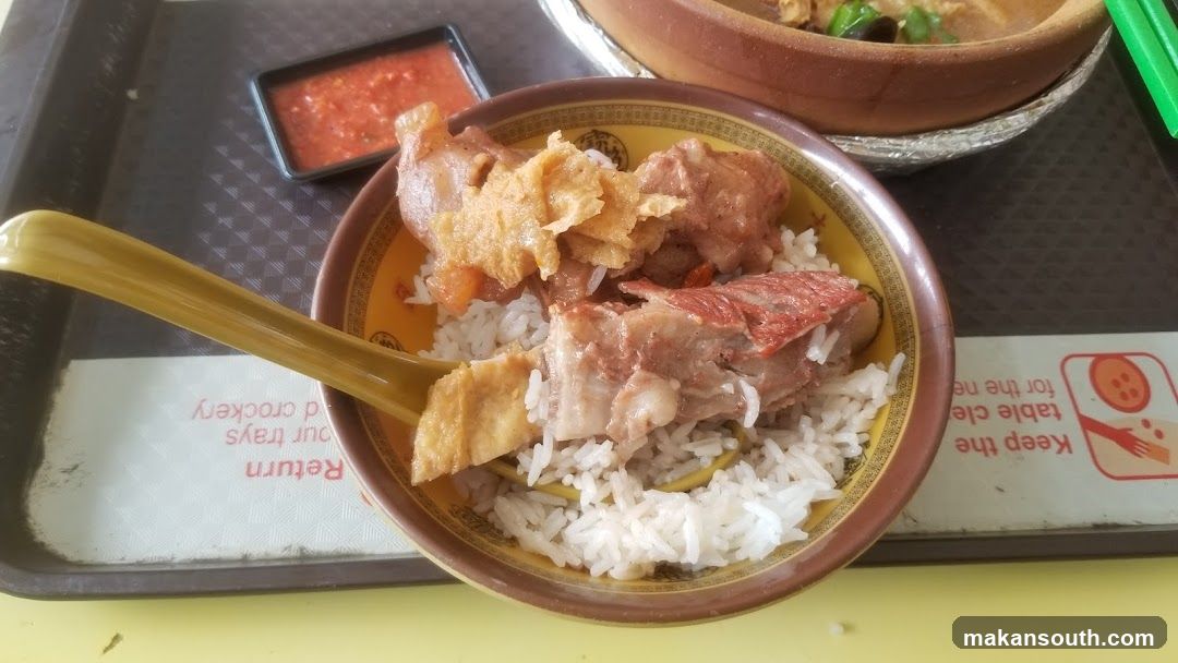 Rice bowl with meat and chili sauce