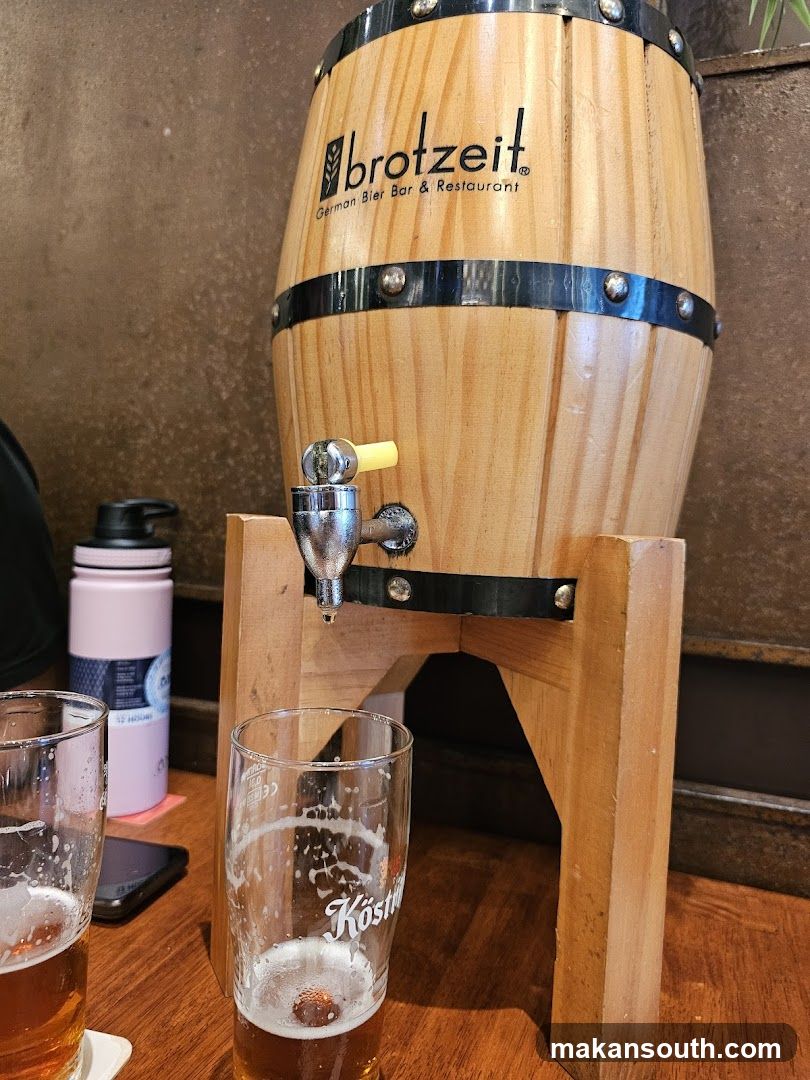 Wooden beer barrel dispenser