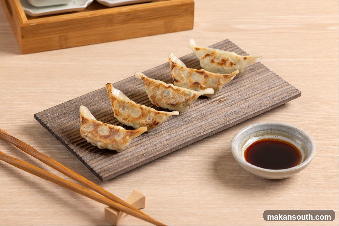 Pan-fried dumplings with soy sauce