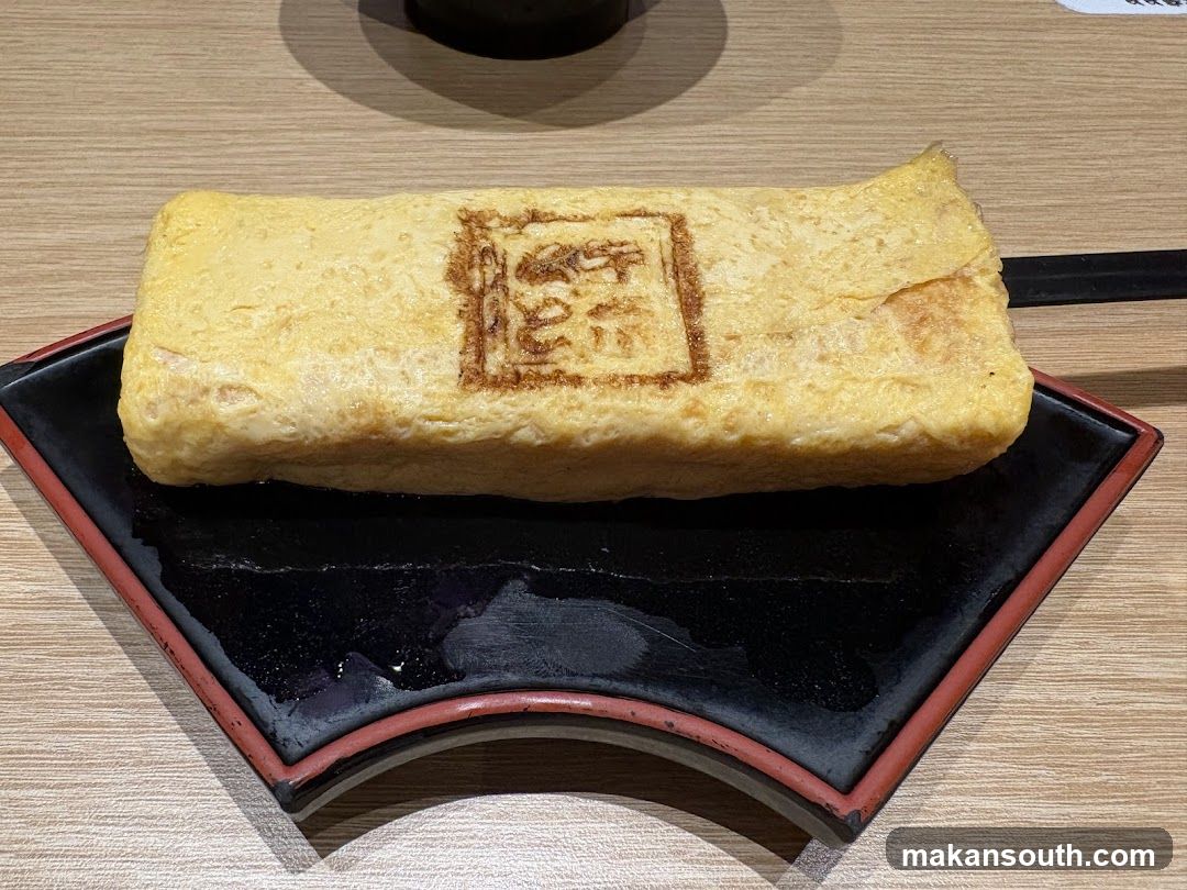Tamagoyaki on a black plate