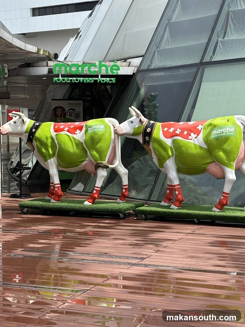 Marché Food Lovers Place Cow Decorations