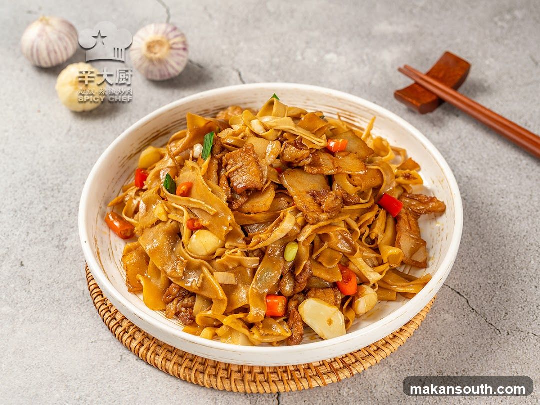 Stir-fried noodles with meat and vegetables