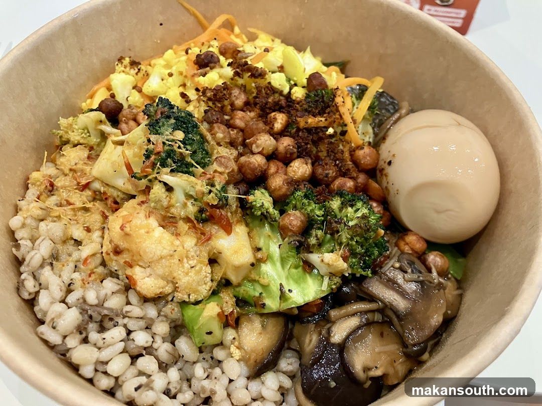 Grain bowl with egg and vegetables