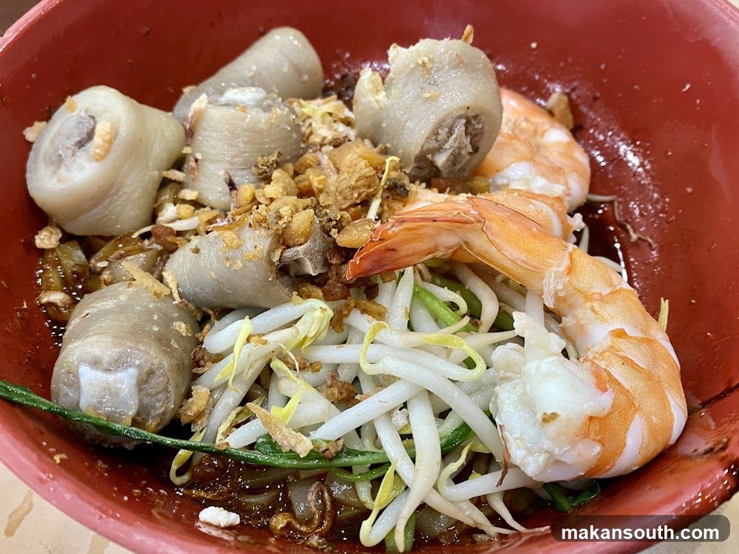 Noodle Dish with Shrimp and Meat Rolls