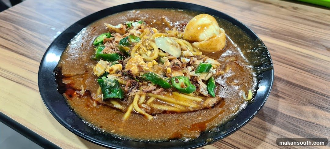 Noodle Dish with Egg and Vegetables