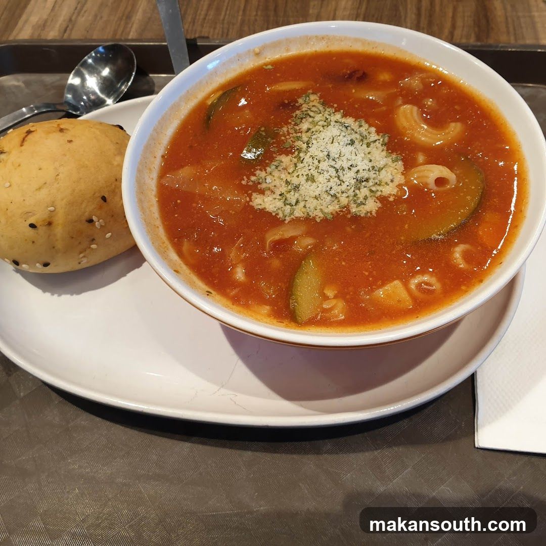 Minestrone Soup with Bread Roll
