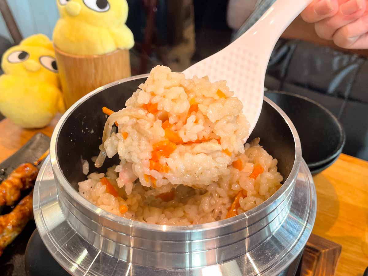 Chicken kamameshi claypot rice at Torikizoku VivoCity, the Japanese-style claypot rice with chicken and vegetables that takes 25 minutes to prepare